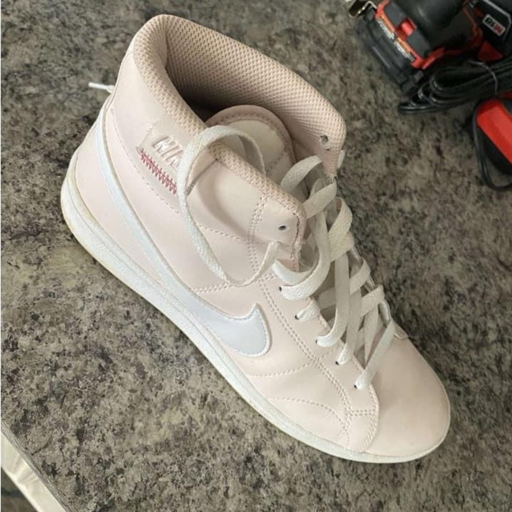 WOMEN'S NIKE COURT ROYALE 2 MID SNEAKERS